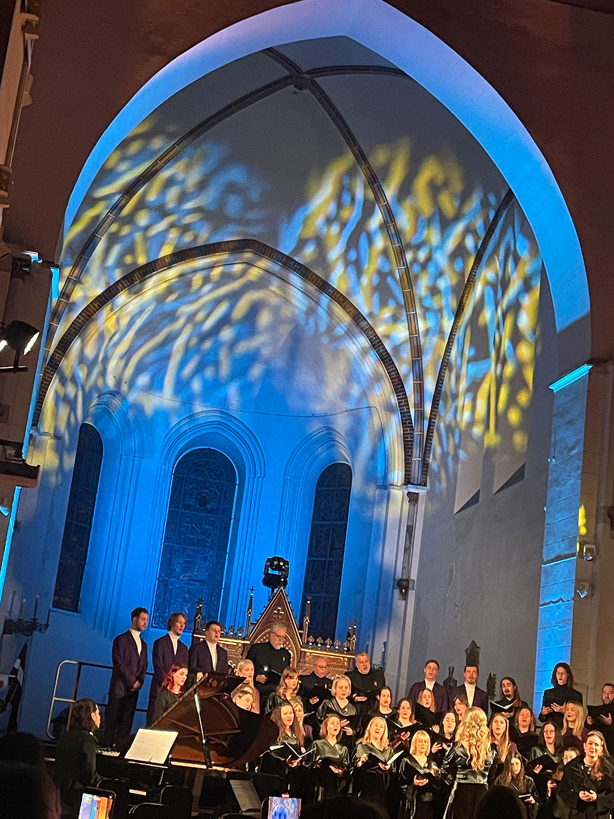 Video, skaņas un gaismas iekārtu noma | skatuvestehnika.lv