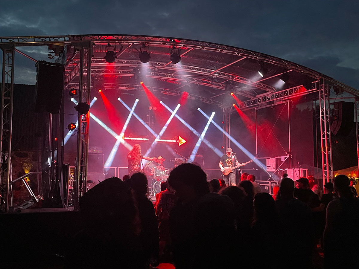 Video, skaņas un gaismas iekārtu noma | skatuvestehnika.lv